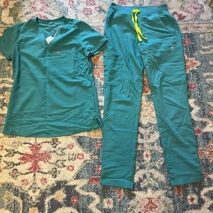 Figs scrub top/ bottom